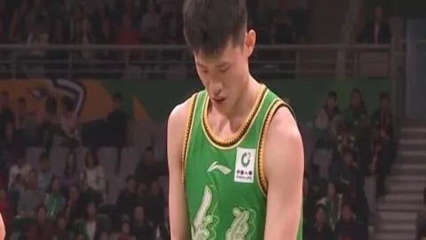 “曼联绝地反击，次回合2-1险胜巴塞罗那，莱万点球助力“巴西军团”逆袭，欧联杯16强附加赛高潮迭起！”